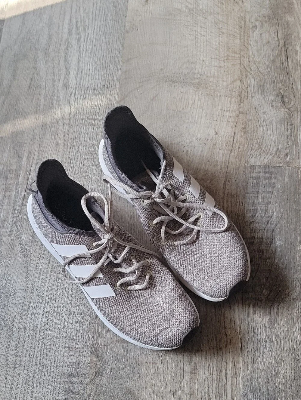 Adidas Size 9 Women's Knit Running Sneakers in Light Gray with White Stripes